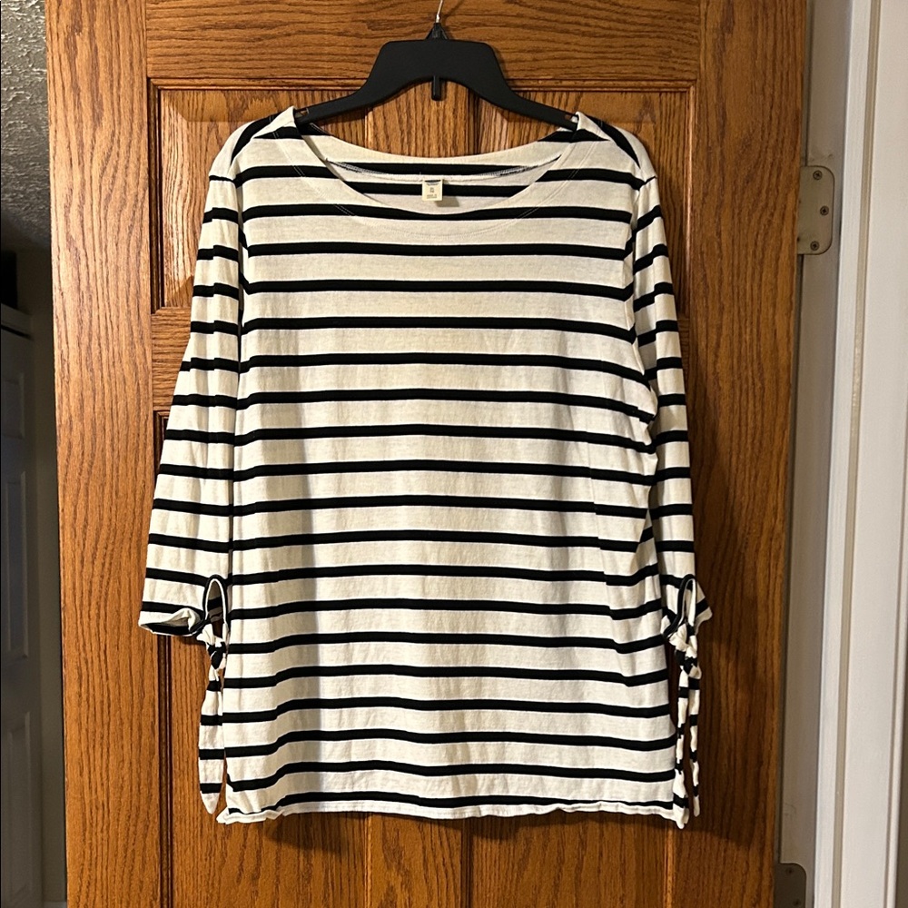 Old Navy Black and White Striped Long Sleeve Top